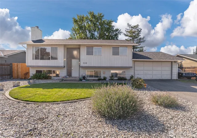 Single family home for sale at 216 Broadmoor St, East Wenatchee, WA 98802 | MLS# NWM2592163