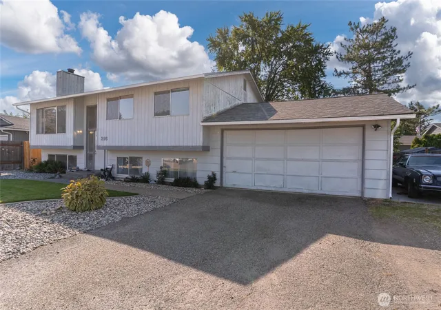 Photo 1 of Single family home for sale at 216 Broadmoor St, East Wenatchee, WA 98802 | MLS# NWM2592163 | Listing updated on 2026-10-16