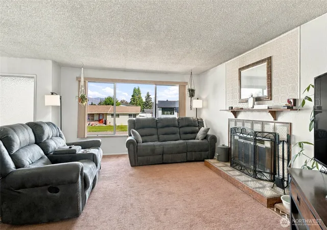 Photo 3 of Single family home for sale at 216 Broadmoor St, East Wenatchee, WA 98802 | MLS# NWM2592163 | Listing updated on 2026-10-16