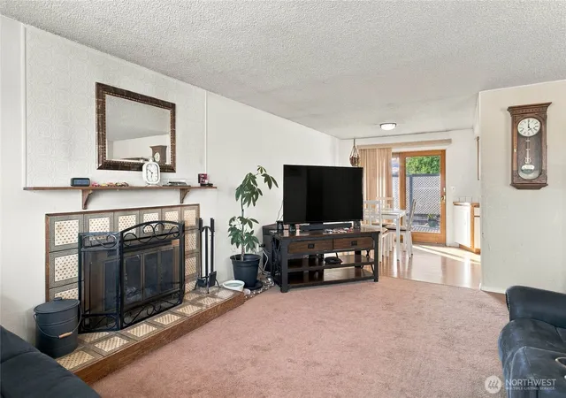 Photo 4 of Single family home for sale at 216 Broadmoor St, East Wenatchee, WA 98802 | MLS# NWM2592163 | Listing updated on 2026-10-16
