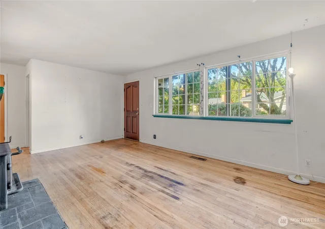 Photo 4 of Single family home for sale at 1211 N 173rd Street, Shoreline, WA 98133 | MLS# NWM2592164 | Listing updated on 2026-10-09