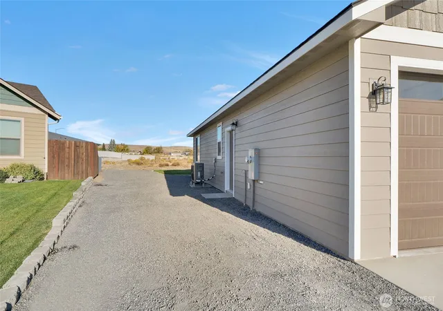 Photo 4 of Single family home for sale at 21 Parkside Loop SE, Ephrata, WA 98823 | MLS# NWM2592168 | Listing updated on 2026-10-09