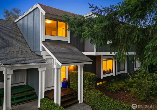 Townhouse for sale at 12312 NE 147th Court, Kirkland, WA 98034 | MLS# NWM2592175
