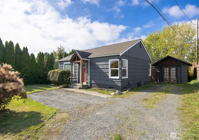 Photo 2 of Sale Pending at 3229 Bennett Dr, Bellingham, WA 98225 | MLS# NWM2592190 | Listing updated on 2026-10-20