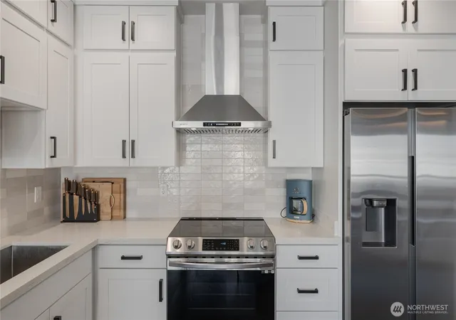 Photo 4 of Townhouse for sale at 4020 Beach Dr SW, Seattle, WA 98116 | MLS# NWM2592220 | Listing updated on 2026-10-23