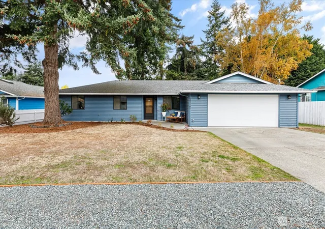 Photo 2 of Single family home for sale at 2712 Sun Vista Cir, Clinton, WA 98236 | MLS# NWM2592297 | Listing updated on 2026-10-08