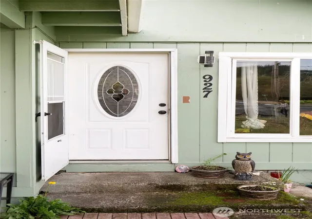 Photo 2 of Single family home for sale at 927 Monroe St, Hoquiam, WA 98550 | MLS# NWM2592316 | Listing updated on 2026-10-08