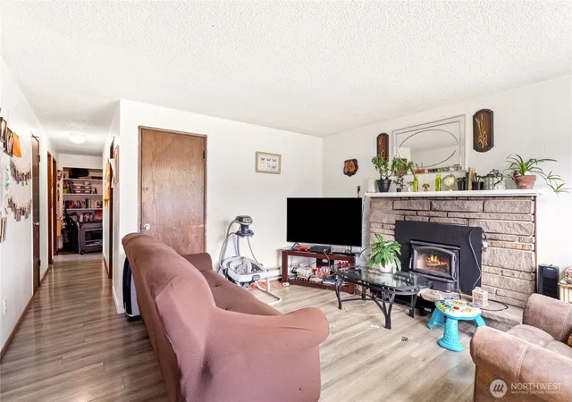 Photo 3 of Single family home for sale at 927 Monroe St, Hoquiam, WA 98550 | MLS# NWM2592316 | Listing updated on 2026-10-08