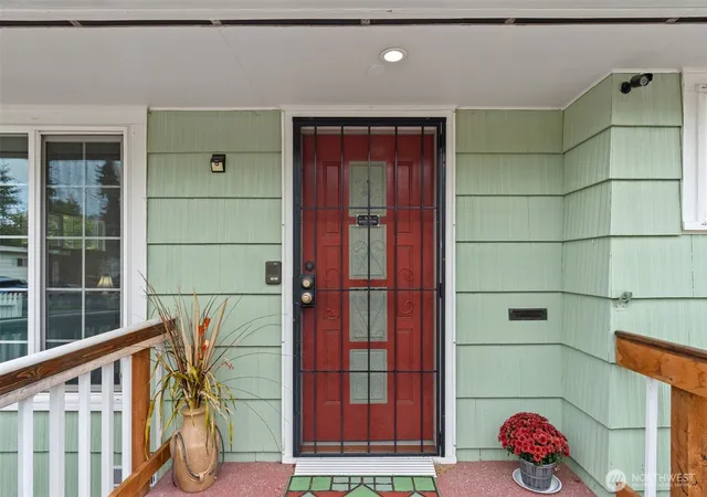Photo 2 of Single family home for sale at 630 N Constitution Ave, Bremerton, WA 98312 | MLS# NWM2592321 | Listing updated on 2026-10-09