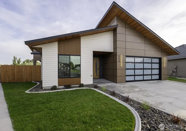 Single family home for sale at 554 N Sparrow Ln, Moses Lake, WA 98837 | MLS# NWM2592335