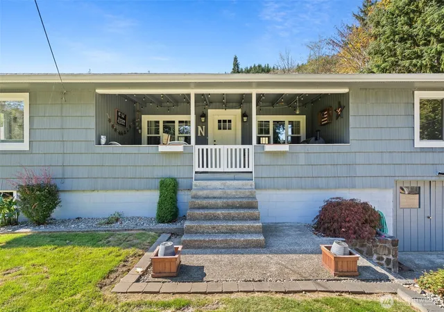 Photo 3 of Single family home for sale at 1120 Lombard St, Raymond, WA 98577 | MLS# NWM2592372 | Listing updated on 2026-10-09