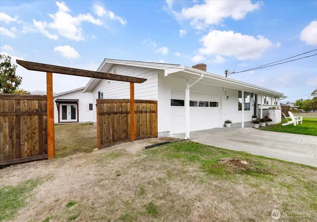 Photo 2 of Single family home for sale at 2043 Sw Dillard Ln, Oak Harbor, WA 98277 | MLS# NWM2592373 | Listing updated on 2026-10-08