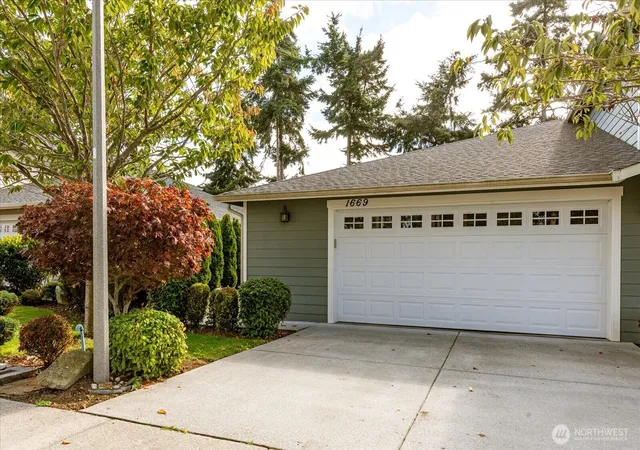 Photo 2 of Townhouse for sale at 1669 Sw Stremler Dr, Oak Harbor, WA 98277 | MLS# NWM2592384 | Listing updated on 2026-10-08