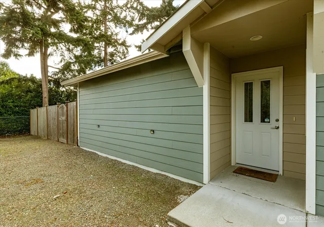 Photo 3 of Townhouse for sale at 1669 Sw Stremler Dr, Oak Harbor, WA 98277 | MLS# NWM2592384 | Listing updated on 2026-10-08