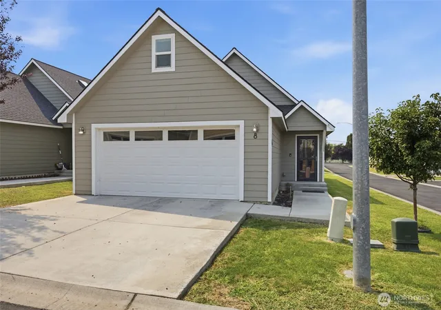 Photo 3 of Single family home for sale at 123 E 9th Avenue #8, Moses Lake, WA 98837 | MLS# NWM2592439 | Listing updated on 2026-10-14