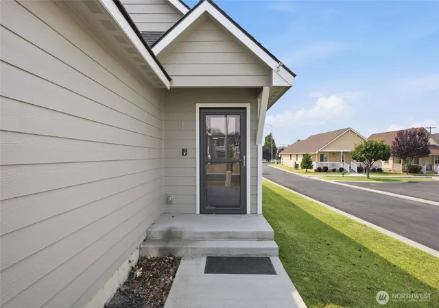 Photo 4 of Single family home for sale at 123 E 9th Avenue #8, Moses Lake, WA 98837 | MLS# NWM2592439 | Listing updated on 2026-10-14