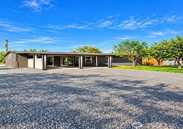 Photo 1 of Single family home for sale at 221 Loring Dr, Moses Lake, WA 98837 | MLS# NWM2592455 | Listing updated on 2026-10-10