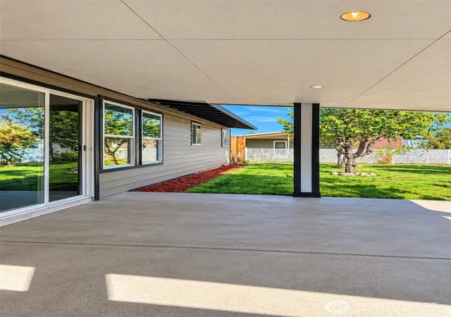 Photo 2 of Single family home for sale at 221 Loring Dr, Moses Lake, WA 98837 | MLS# NWM2592455 | Listing updated on 2026-10-10