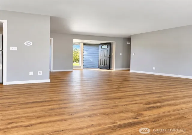 Photo 4 of Single family home for sale at 221 Loring Dr, Moses Lake, WA 98837 | MLS# NWM2592455 | Listing updated on 2026-10-10