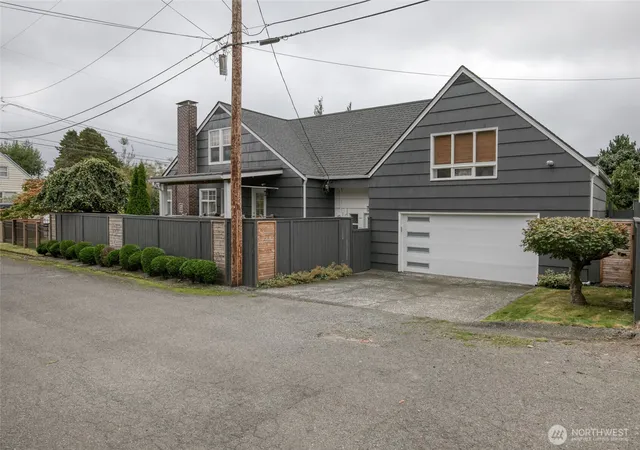Photo 2 of Single family home for sale at 815 N Jeffries, Aberdeen, WA 98520 | MLS# NWM2592473 | Listing updated on 2026-10-10