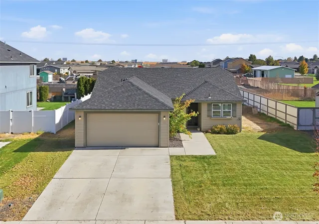 Photo 2 of Sale Pending at 715 S Rees St, Moses Lake, WA 98837 | MLS# NWM2592474 | Listing updated on 2026-10-16