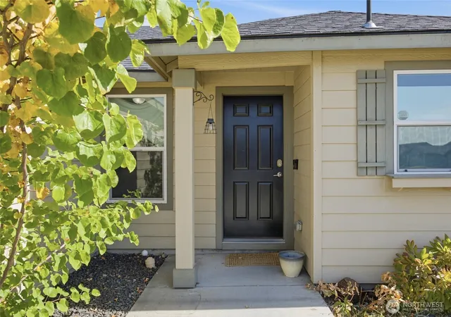 Photo 3 of Sale Pending at 715 S Rees St, Moses Lake, WA 98837 | MLS# NWM2592474 | Listing updated on 2026-10-16