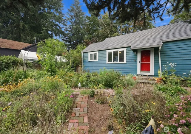 Photo 1 of Single family home for sale at 923 S Bay Rd NE, Olympia, WA 98506 | MLS# NWM2592497 | Listing updated on 2026-10-14