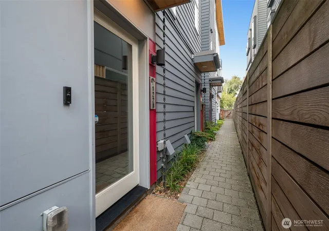 Photo 2 of Townhouse for sale at 122 17th Avenue E #B, Seattle, WA 98112 | MLS# NWM2592534 | Listing updated on 2026-10-10