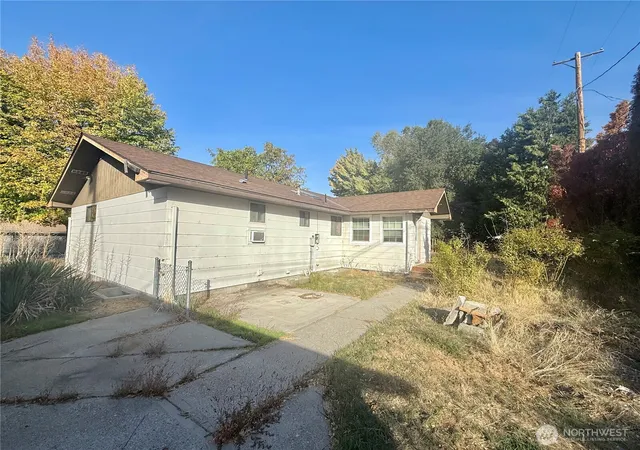 Photo 3 of Single family home for sale at 611 Cedar, Coulee Dam, WA 99116 | MLS# NWM2592568 | Listing updated on 2026-10-09