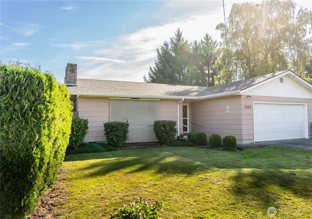 Single family home for sale at 1020 33rd Avenue, Longview, WA 98632 | MLS# NWM2592590 | Listing updated on 2026-10-14