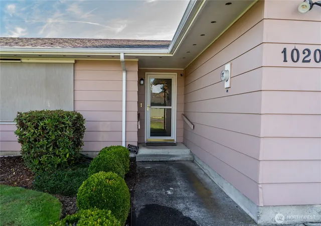 Photo 1 of Single family home for sale at 1020 33rd Avenue, Longview, WA 98632 | MLS# NWM2592590 | Listing updated on 2026-10-14