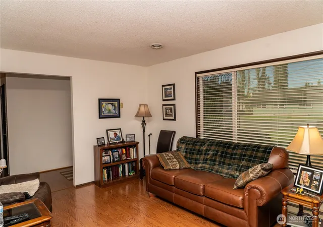 Photo 2 of Single family home for sale at 1020 33rd Avenue, Longview, WA 98632 | MLS# NWM2592590 | Listing updated on 2026-10-14