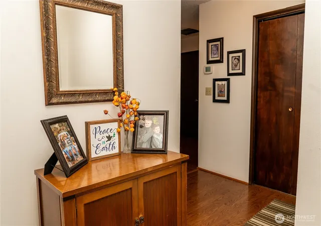 Photo 3 of Single family home for sale at 1020 33rd Avenue, Longview, WA 98632 | MLS# NWM2592590 | Listing updated on 2026-10-14