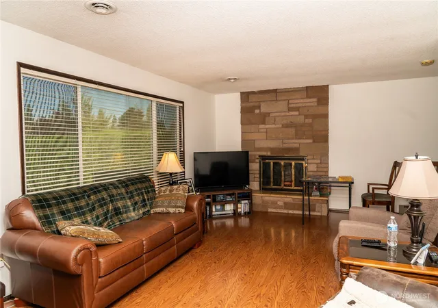 Photo 4 of Single family home for sale at 1020 33rd Avenue, Longview, WA 98632 | MLS# NWM2592590 | Listing updated on 2026-10-14