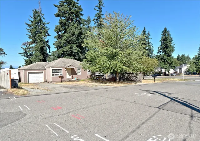 Photo 2 of Condo for sale at 1409 Monroe Ave NE, Renton, WA 98056 | MLS# NWM2592596 | Listing updated on 2026-10-19