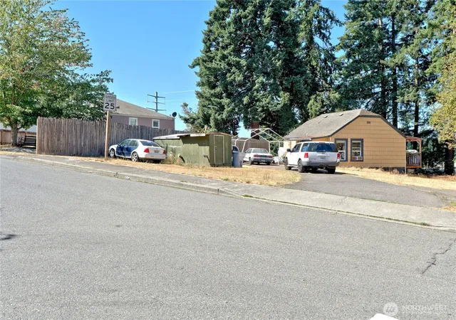 Photo 4 of Condo for sale at 1409 Monroe Ave NE, Renton, WA 98056 | MLS# NWM2592596 | Listing updated on 2026-10-19