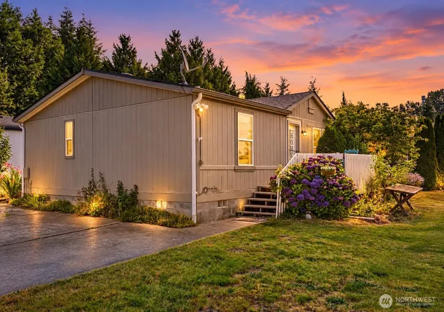 Manufactured home for sale at 905 Carriage Ct #14, Sedro Woolley, WA 98284 | MLS# NWM2592637
