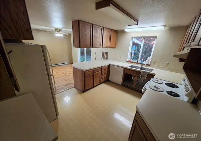 Photo 4 of Single family home for sale at 900 Tartan Dr SW, Tumwater, WA 98501 | MLS# NWM2592648 | Listing updated on 2026-10-08