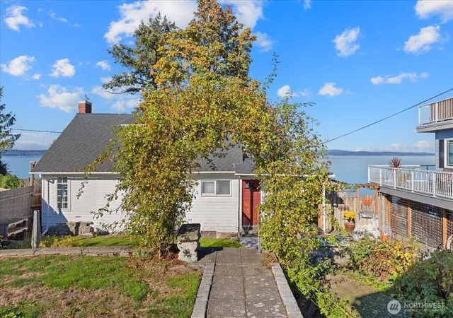 Photo 4 of Single family home for sale at 19008 Soundview Dr NW, Stanwood, WA 98292 | MLS# NWM2592726 | Listing updated on 2026-10-20