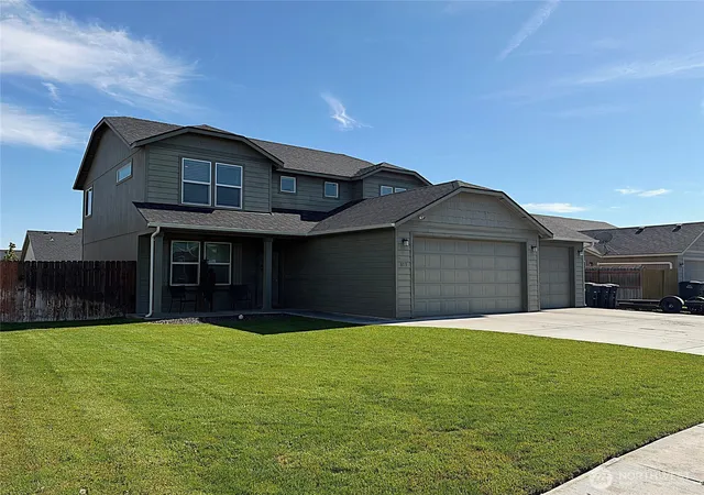 Single family home for sale at 813 S Lakeland Dr, Moses Lake, WA 98837 | MLS# NWM2592773