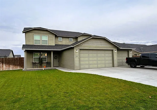 Single family home for sale at 813 S Lakeland Dr, Moses Lake, WA 98837 | MLS# NWM2592773