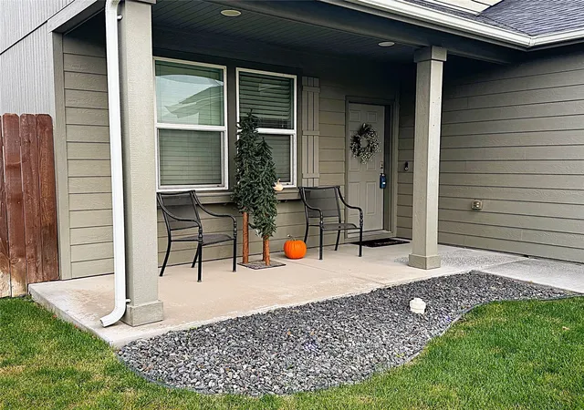 Photo 2 of Single family home for sale at 813 S Lakeland Dr, Moses Lake, WA 98837 | MLS# NWM2592773 | Listing updated on 2026-10-27