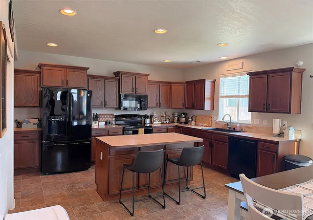 Photo 4 of Single family home for sale at 813 S Lakeland Dr, Moses Lake, WA 98837 | MLS# NWM2592773 | Listing updated on 2026-10-09