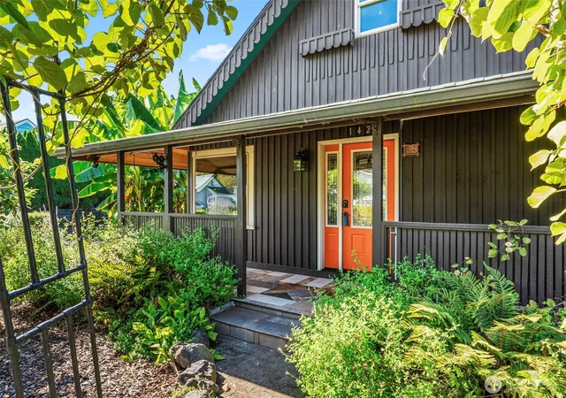 Single family home for sale at 1423 Ross Ave, Kelso, WA 98626 | MLS# NWM2592819