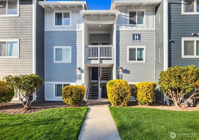 Photo 2 of Condo for sale at 14124 Ne 181st Place #H302, Woodinville, WA 98072 | MLS# NWM2592845 | Listing updated on 2026-10-18