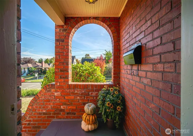 Photo 4 of Single family home for sale at 824 NW 57th Street, Seattle, WA 98107 | MLS# NWM2592853 | Listing updated on 2026-10-12