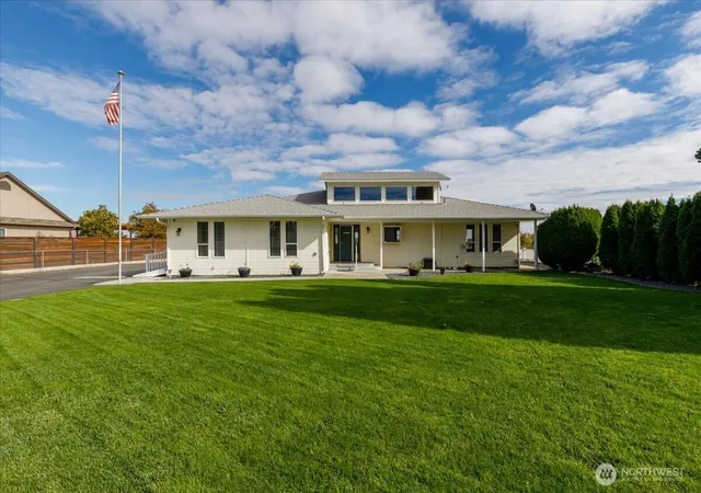 Photo 3 of Single family home for sale at 3455 Westshore Dr NE, Moses Lake, WA 98837 | MLS# NWM2592854 | Listing updated on 2026-10-18