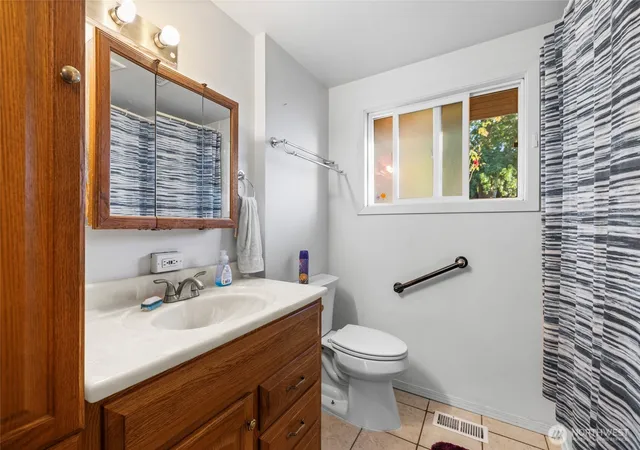 Photo 4 of Single family home for sale at 723 SE 6th Avenue, Oak Harbor, WA 98277 | MLS# NWM2592904 | Listing updated on 2026-10-27