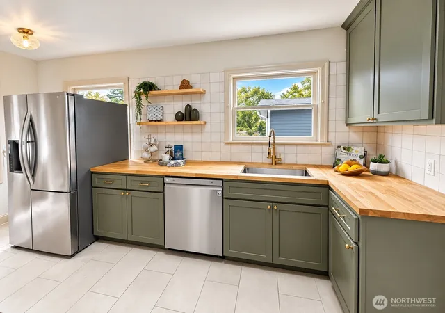 Photo 3 of Single family home for sale at 1009 9th Street, Bremerton, WA 98337 | MLS# NWM2592929 | Listing updated on 2026-10-16