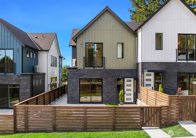Townhouse for sale at 18607 A 104th Ave NE #A, Bothell, WA 98011 | MLS# NWM2592941